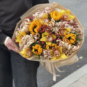 Букет "Биркин" из подсолнухов, орхидей, гиперикума, хризантем Виена в Хотьково
