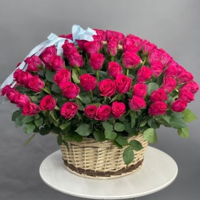 Композиция в корзине из 151 малиновой розы в Хотьково