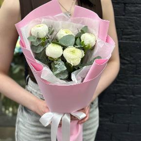 Букет-комплимент из 5 белых ранункулюсов в Хотьково