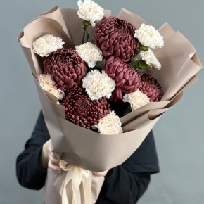 Букет из хризантем Бигоуди и диантусов в Хотьково