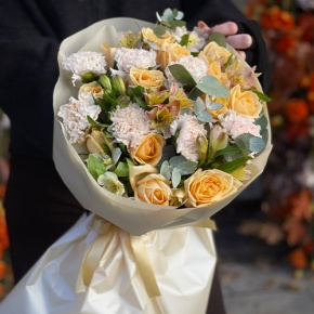 Букет "Пломбирный" из роз Аваланж, диантусов, альстромерий и эвкалипта в Хотьково