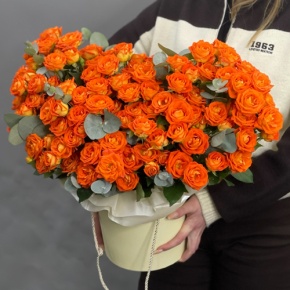 Композиция в шляпной коробке "Закат" из кустовых роз и эвкалипта в Хотьково