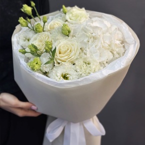 Букет "Нега" из Голландской гортензии, роз и эустом в Хотьково