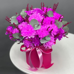 Композиция в шляпной коробке "Магия розового" из хризантем и лаванды в Хотьково