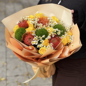 Букет "Зельда" из диантусов Lux, лимонных роз, лейко и ромашек в Хотьково