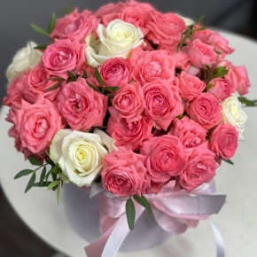 Композиция в шляпной коробке из белых и кустовых коралловых роз в Хотьково