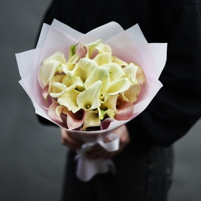 Букет из 25 калл нежный микс в Хотьково