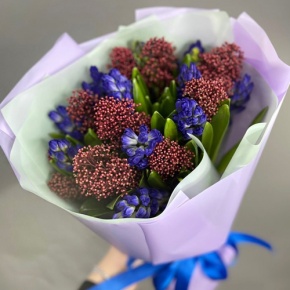 Букет "Твой яркий день" из гиацинтов и скиммии в Хотьково
