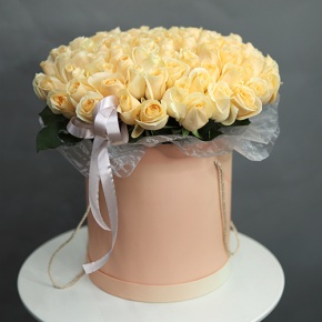 Композиция в шляпной коробке из 101 кремовой розы в Хотьково