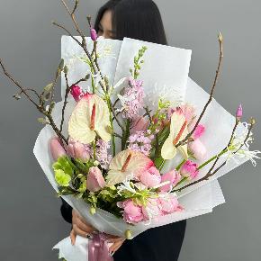 Авторский букет с антуриумами, ранункулюсами и цветущими ветками магнолии в Хотьково