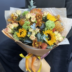 Букет "Сочиняй мечты" из подсолнухов, лейко, вибирнума, орхидей, калл, кустовых роз и талинума в Хотьково