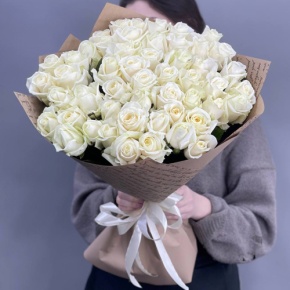 Букет из 51 белой розы в крафте (60 см) в Хотьково