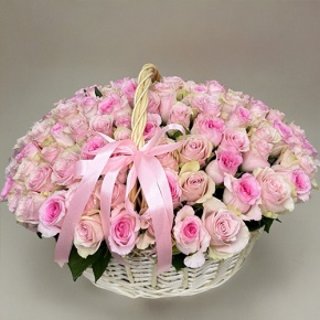Композиция в корзине из 101 кенийской розы нежный микс (40 см) в Хотьково