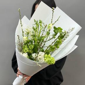 Белый букет с сиренью, ранункулюсами и тюльпанами в Хотьково