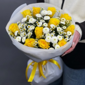 Букет "Синди" из лимонных роз, ромашек и хризантем сантини в Хотьково
