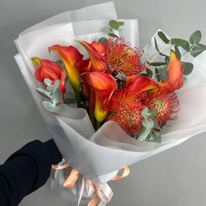 Букет "Империал" из калл, лейко и эвкалипта в Хотьково