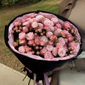 Букет из кустовых роз Бомбастик и гиперикума (50 см) в Хотьково