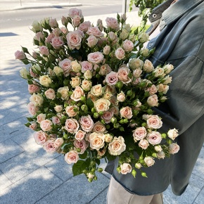 Букет из 31 кустовой розы микс (70 см) в Хотьково