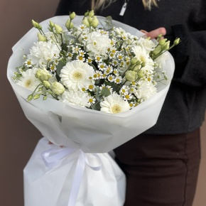 Букет "Вера и надежда" из ромашек, гербер, эвкалипта, диантусов и эустом в Хотьково