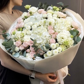 Букет "Пастелла" из кустовых пионовидных роз, Голландской Гортензии, эустомы, хризантемы Ньютон и эвкалипта в Хотьково