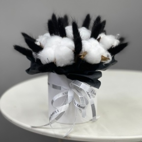 Композиция в шляпной коробке мини "Чикатуха" из хлопка и лагуруса в Хотьково