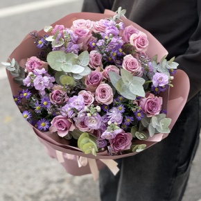 Букет "Хрустальный" из роз, астера и ароматных маттиол в Хотьково