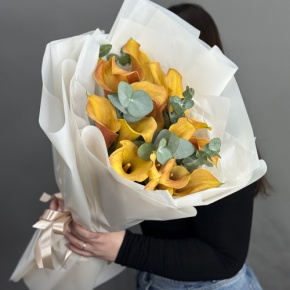 Букет из 17 оранжевых калл с эвкалиптом в Хотьково