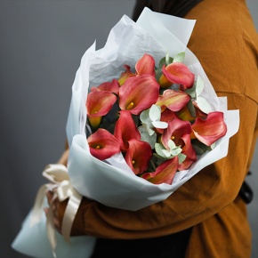 Букет из 17 нежных калл с эвкалиптом в Хотьково