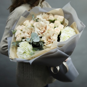 Букет "Вайб" из роз Эквадор Квиксенд, гортензии и кустовых роз в Хотьково