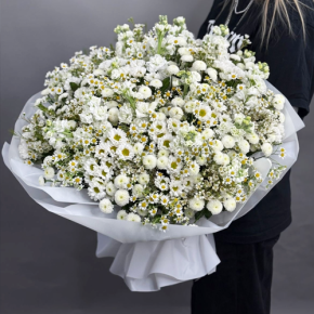 Букет "Эдем" из хризантем, маттиол и ромашек в Хотьково