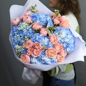 Букет "Тону в твоих глазах" из кустовых пионовидных роз Джульетта, хамелациума и гортензий в Хотьково