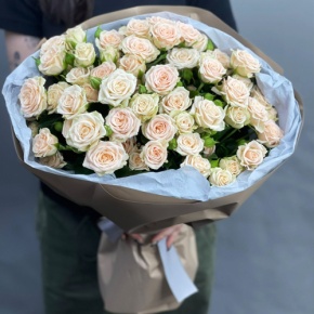 Нежный букет из 17 кремовых кустовых роз (60 см) в Хотьково
