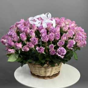 Композиция в корзине из 131 кенийской розы (40 см) в Хотьково