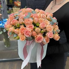 Композиция из кустовых роз в шляпной коробке " Персиковый мусс" в Хотьково