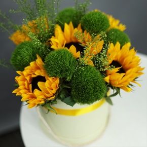 Композиция в шляпной коробке из подсолнухов и диантусов люкс в Хотьково