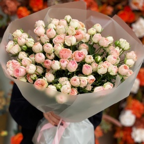 Букет из 35 нежных кустовых роз (40 см) в Хотьково