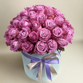 Композиция в шляпной коробке из 51 розы Меритим в Хотьково