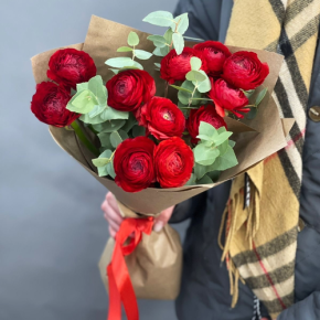 Букет из 11 ранункулюсов и эвкалипта в Хотьково