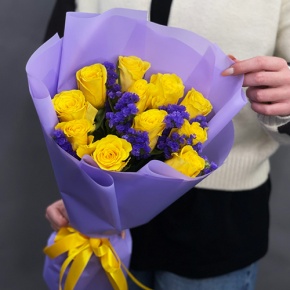 Букет "Лейкерс" из лимонных роз и статицы в Хотьково