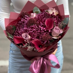 Букет "Импульс" из скиммии, калл, роз и хризантем Бигоуди в Хотьково