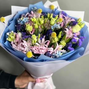 Букет "Загадка вечности" из гиацинтов, нерине, тюльпанов и оксипеталума в Хотьково