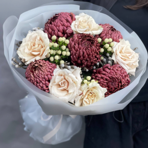 Букет "Всё что тебе касается" из хризантем Бигоуди, роз Эквадор Квиксенд и гиперикума в Хотьково