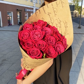 Букет из 15 роз Шангрила в крафте (60 см) в Хотьково