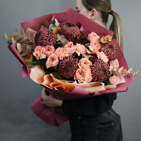 Букет "Осенний блюз" из хризантем Бигоуди, диантусов, скиммии и роз Риджентс парк  в Хотьково