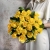 Букет из 25 лимонных роз с рускусом (40 см) в Хотьково