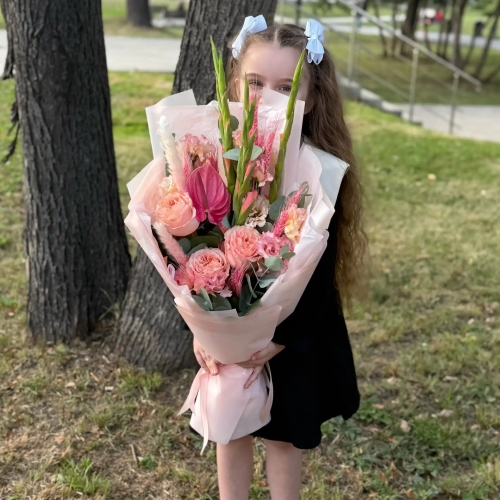 Букет на 1 сентября с гладиолусами, розами и антуриумом в Хотьково
