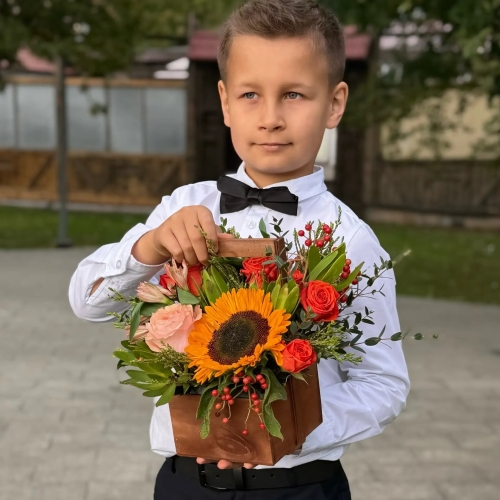 Деревянный ящик с подсолнухом, розами и калиной в Хотьково