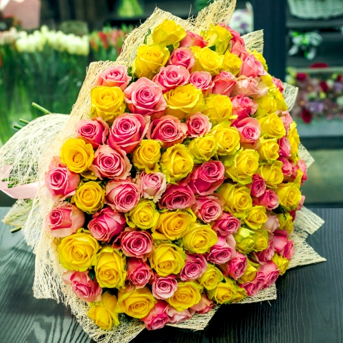Букет из 101 розовой и лимонной розы (50 см) в Хотьково