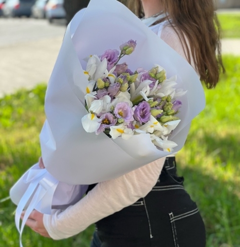 Букет "Вива ла дива" из эустом и ирисов в Хотьково