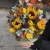 Композиция в сумке "Тональность" из подсолнухов, калл, ягод вибирнума, лимонных роз, скиммии и орхидеи в Хотьково